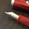 メタリックレッドの真っ赤な「カープ万年筆」が登場！キャップやペン先にロゴマーク、赤インク付き