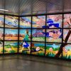 アストラムライン本通駅にこうの史代さん原画「夕凪の街 桜の国」の大型ステンドグラス登場！