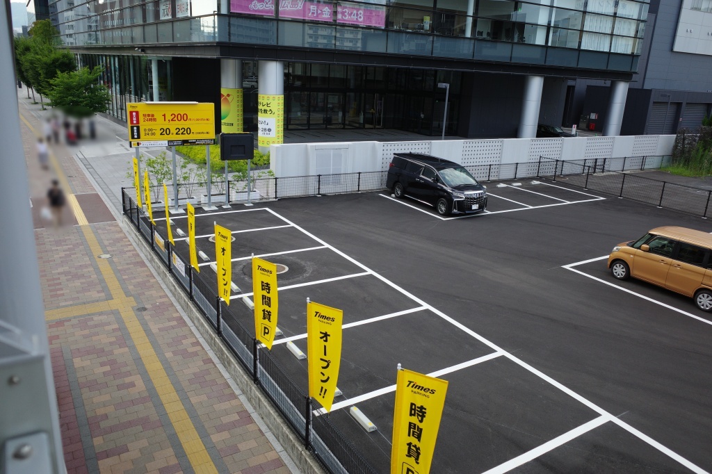 広島駅北口に整備中の芝生広場 多目的コートすぐ隣に駐車場タイムズオープン