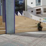 中区新天地にあるアリスガーデンの階段やベンチが改装！広島県産ヒノキで温かみのある広場に