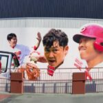 マツダスタジアムのプロムナード横壁面に様々な表情を見せるカープ新井新監督の写真が！