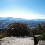 西区己斐大迫にある「高峠山」、山頂まで歩いてすぐで市内から宮島まで望める絶景！